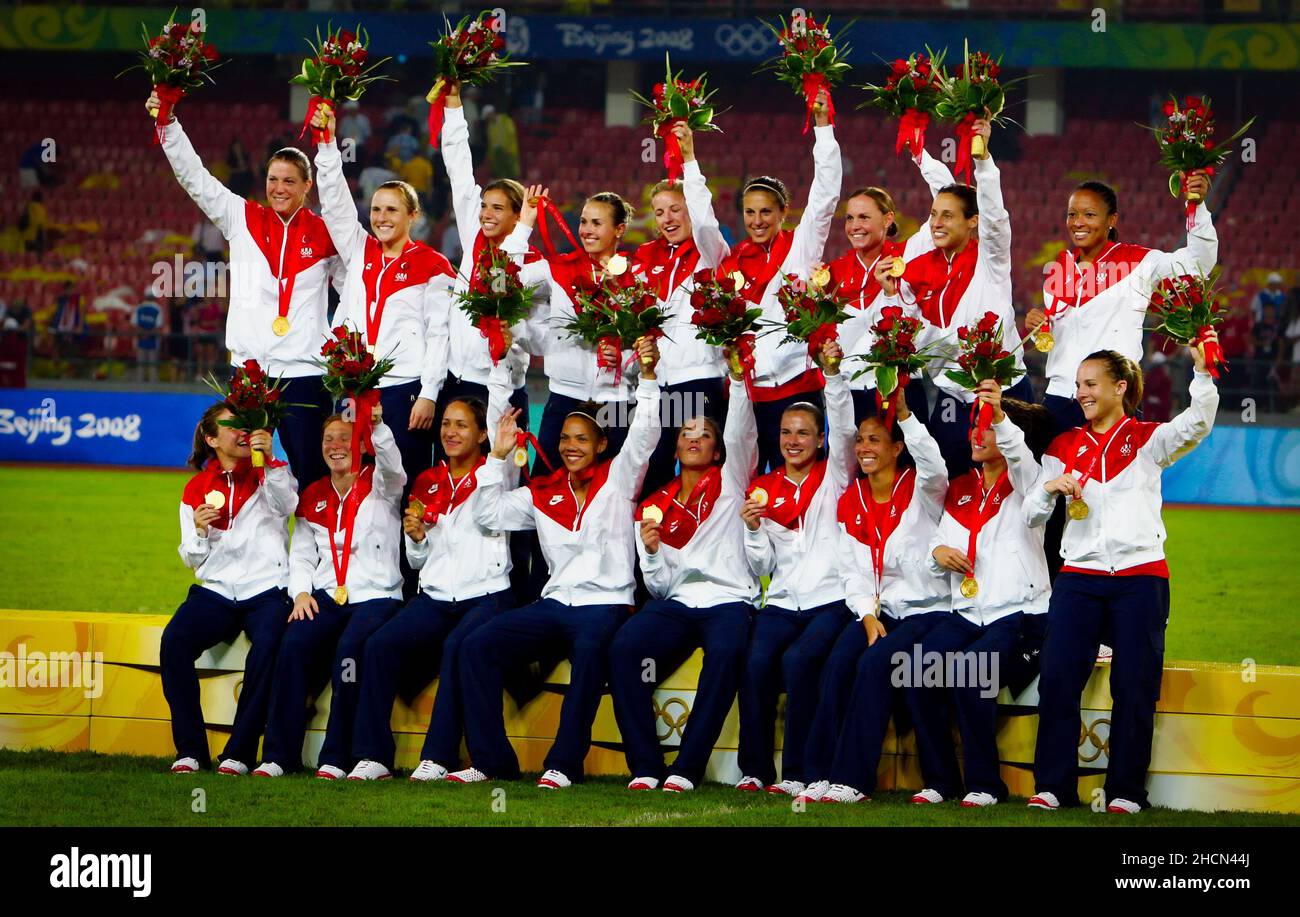 Die Goldmedaille, die die amerikanische Fußballmannschaft der Frauen bei den Olympischen Spielen 2008 in Peking gewann. Stockfoto