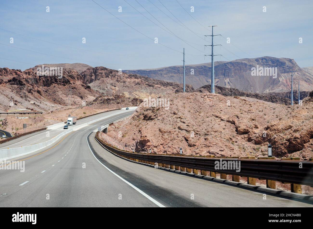 Straßen und Autobahnen, die die felsige Wüste in der Nähe des Hoover Dam in Nevada durchqueren Stockfoto