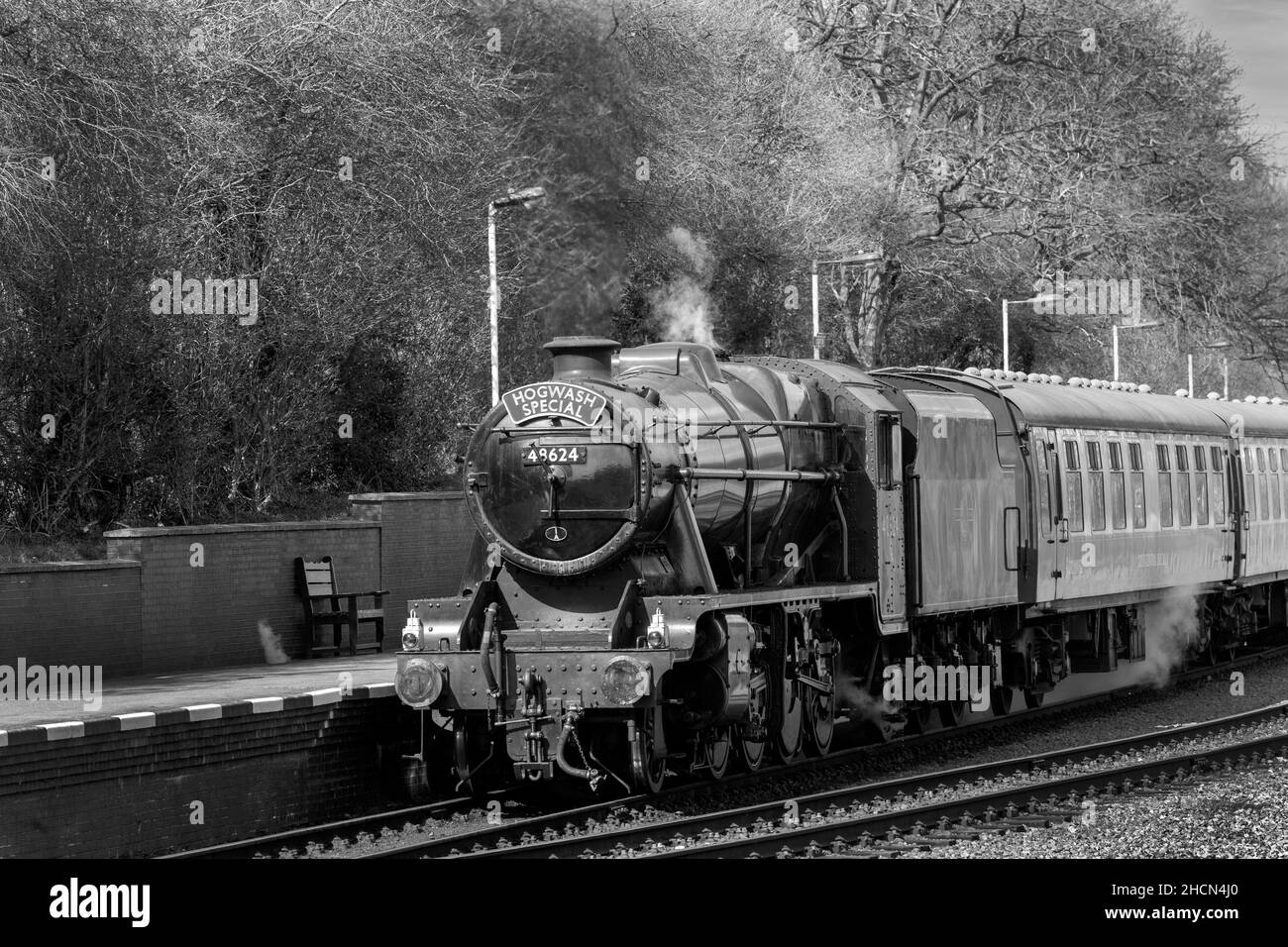 Hogwarts Spezialzug wird von Dampflokomotive gezogen 48624 Klasse 8F in Loughborough Station auf der Great Central Railway - (Hauptlinie Heritage Railway) - Loughborough, Leicestershire, England, Großbritannien. Stockfoto