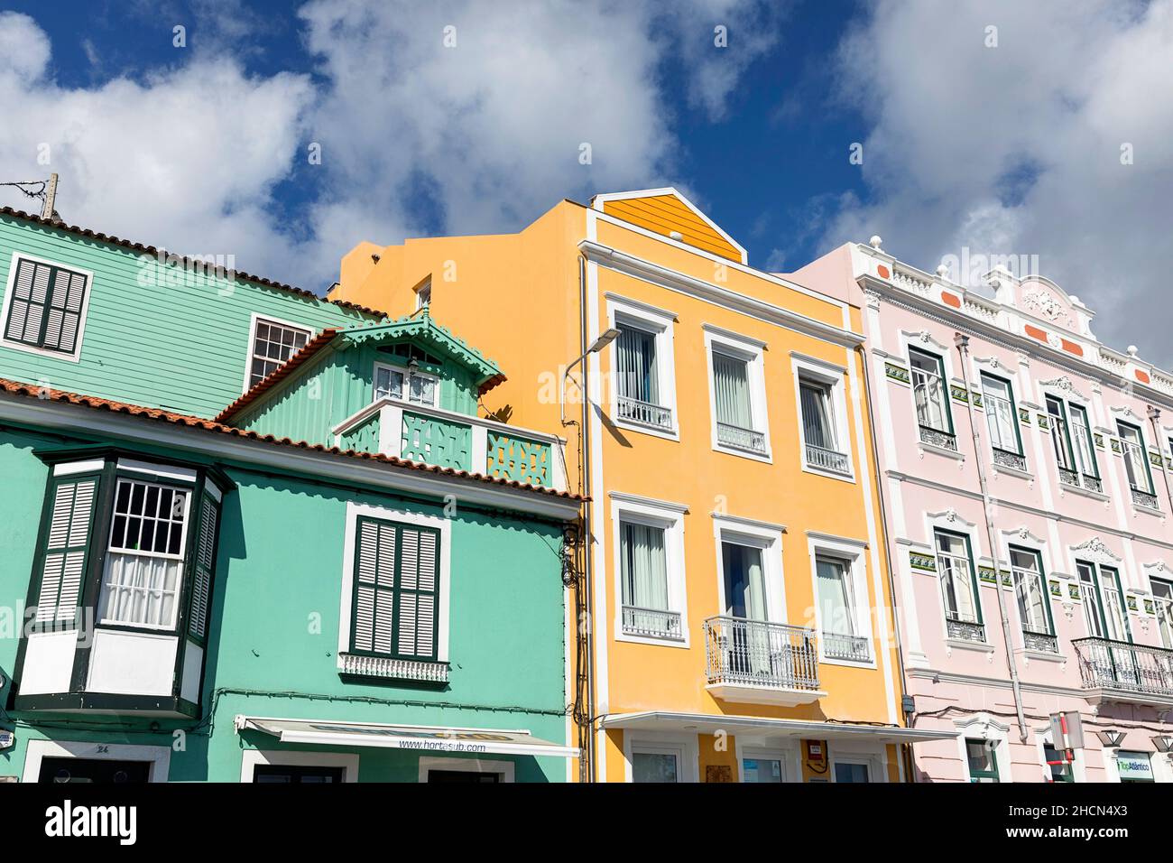 Bunte Fassaden von Häusern in Horta, Faial, Azoren, Portugal Stockfoto