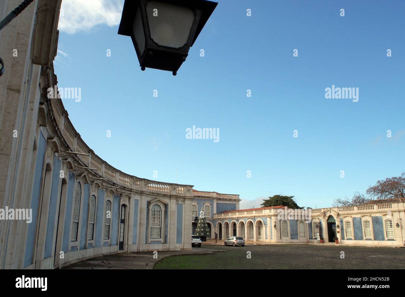 Cour d'honneur des Palastes von Queluz, öffentliche Fassade, Blick in den Nachmittagsschatten, in der Nähe von Lissabon, Portugal Stockfoto