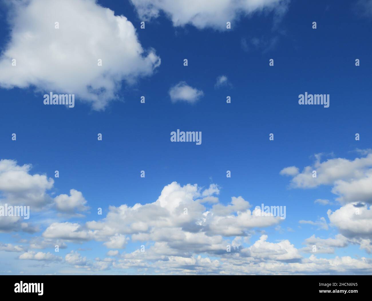 Malerische Aussicht auf flauschige Cumuluswolken vor einem strahlend blauen Himmel Stockfoto