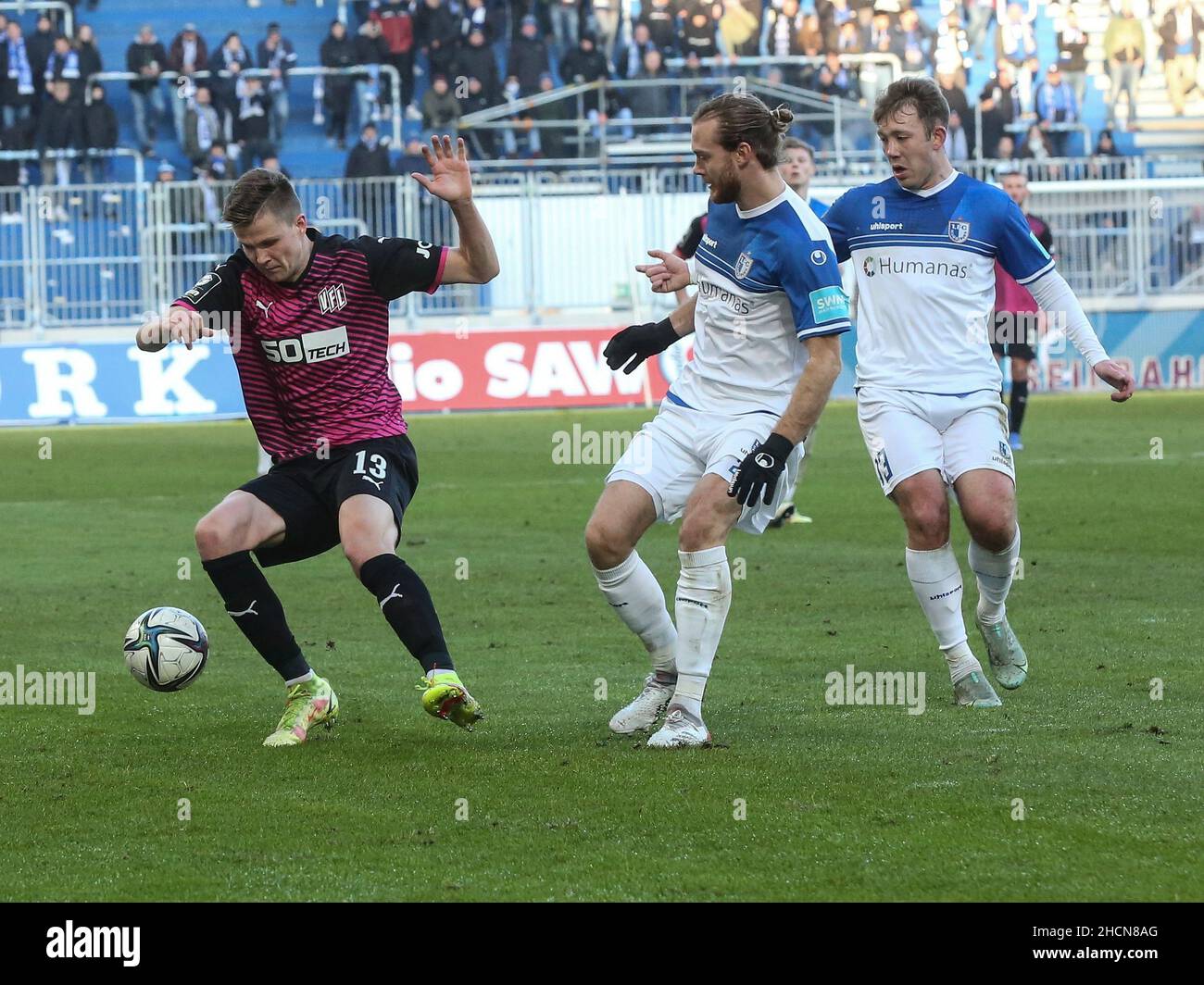 Duell Lukas Kunze VfL Osnabrück mit Korbinian Burger 1.FC Magdeburg Soccer 3rd League 19th Spielzeit 2021-2022 1. FC Magdeburg vs. VfL Osnabrück Stockfoto