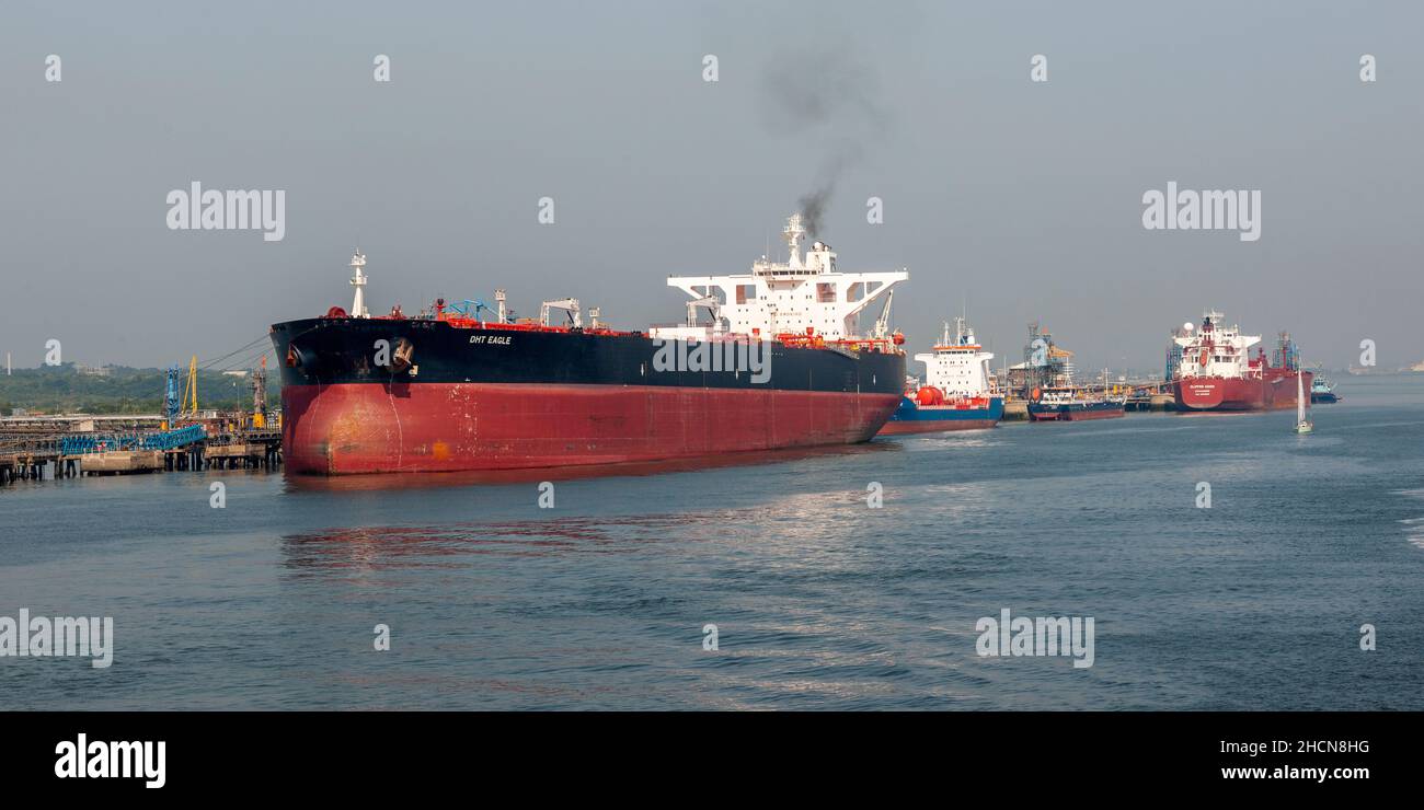 Die Schifffahrt ist am Fawley-Terminal für Ölraffinerien festgemacht, einschließlich des Rohöltankers DHT Eagle, des Öltankers Laura-h und des LPG-Tankers Clipper Moon, Southampton Stockfoto