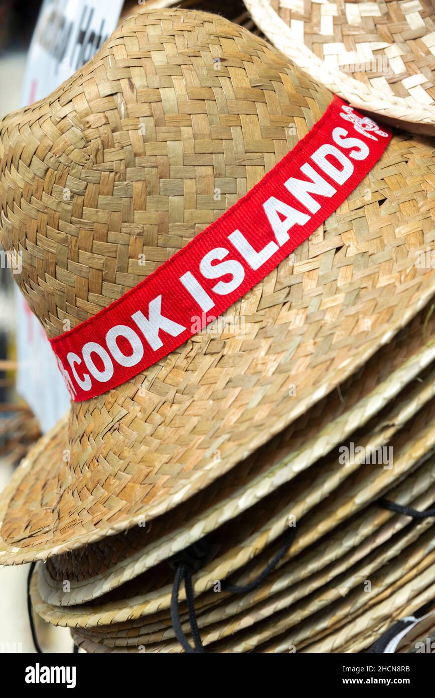 Strohhüte zum Verkauf an Touristen an einem Marktstand im Freien in der Stadt Avarua auf der Hauptinsel Rarotonga auf den Cook-Inseln im Südpazifik Stockfoto