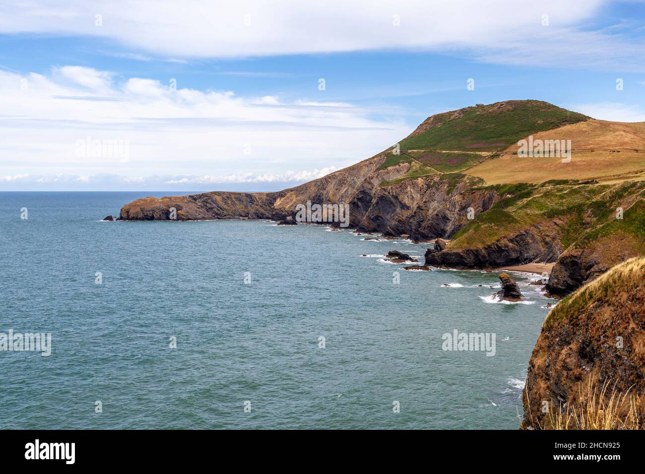 Ein Blick auf Ynys Lochtyn und Carreg Bica von LLangrannog, einem beliebten Touristenziel, Ceredigion, Wales Stockfoto