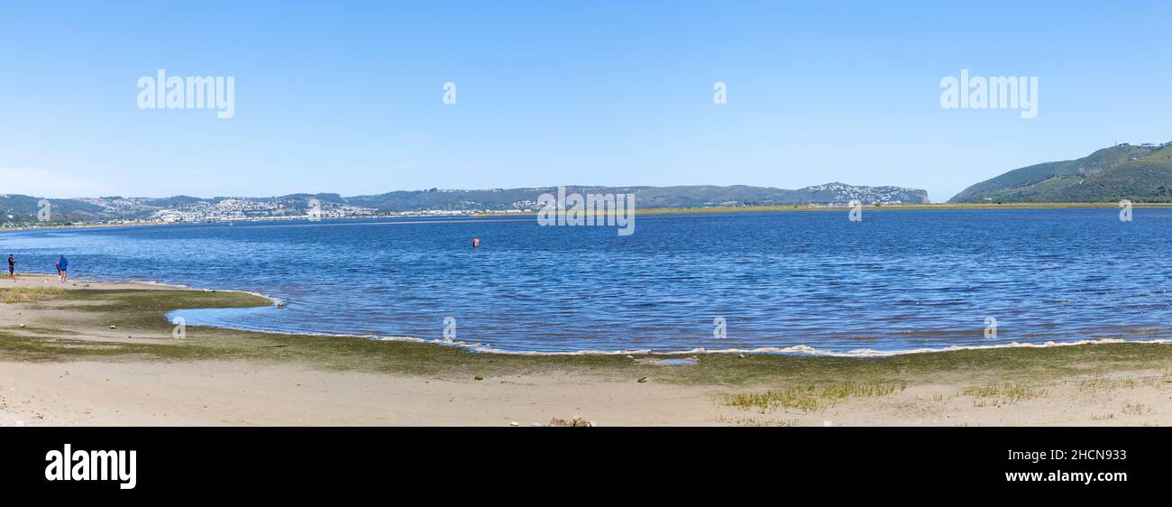 Blick über die Knysna Lagune des beliebten Touristenorts Knysna, Garden Route, Western Cape, Südafrika in einem Panoramafanner Stockfoto