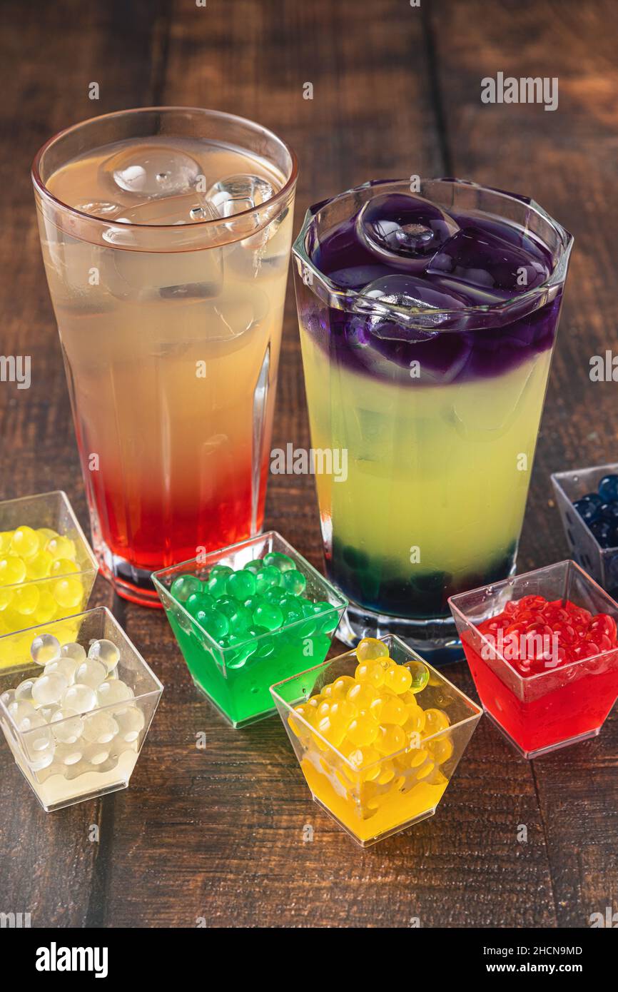 Limonade mit Bubble Tea auf dunklem Holzhintergrund Stockfoto