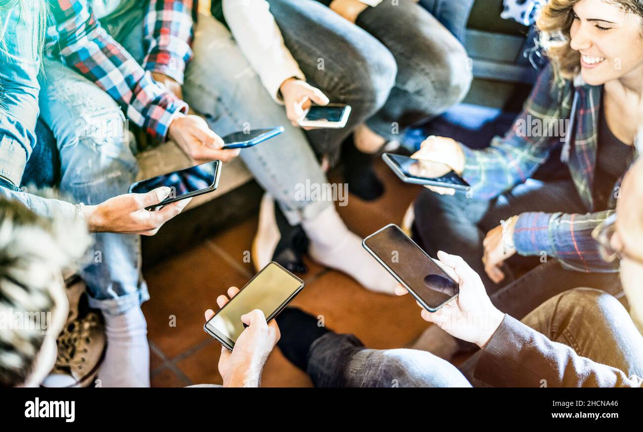 Freunde haben Spaß süchtig zusammen mit modernen Smartphone - Hände teilen Inhalte in sozialen Netzwerken mit Handy Stockfoto