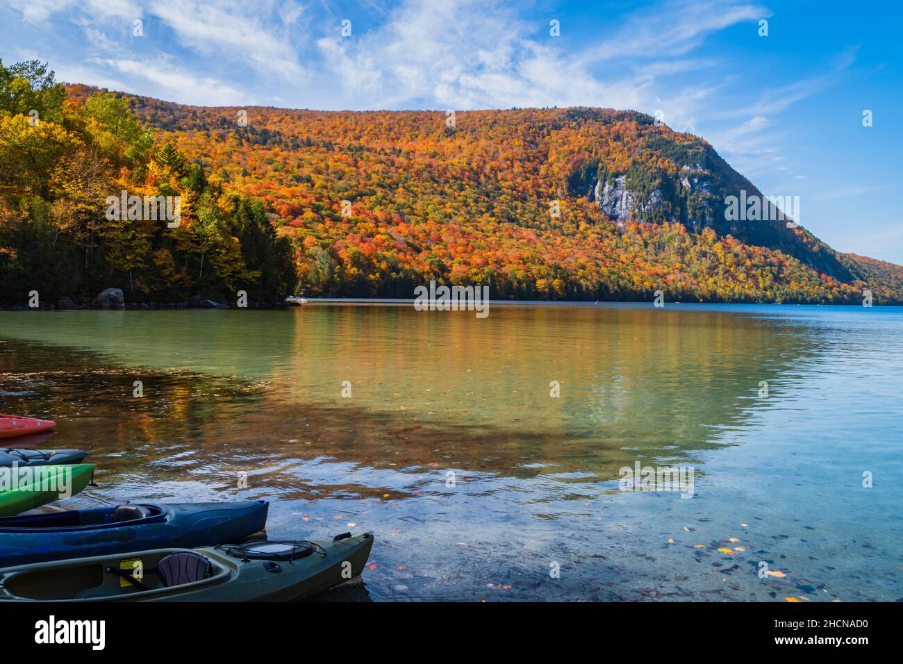 Kajaks Reihen sich an einem Vermont Herbstnachmittag am Ufer des Lake Willoughby an Stockfoto