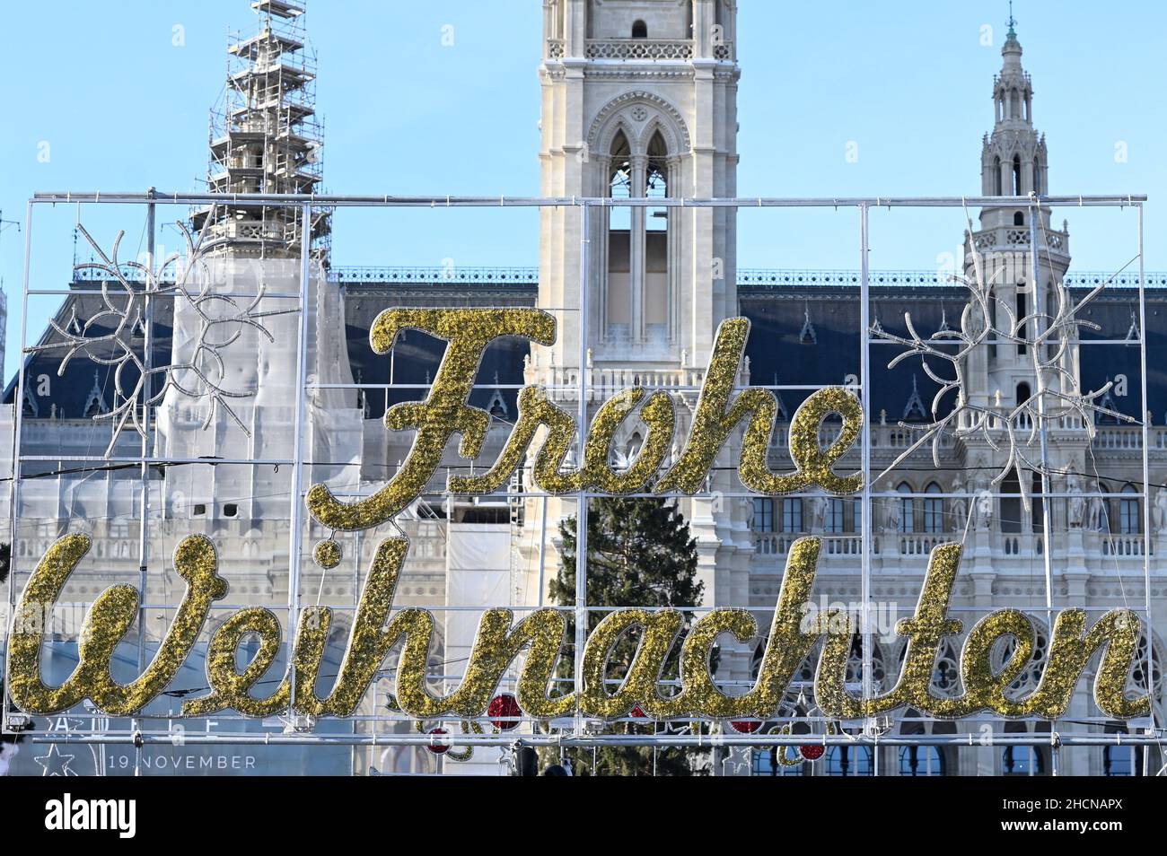 Wien, Österreich. Frohe Weihnachtsbotschaft auf dem Christkindlmarkt vor dem Rathaus in Wien Stockfoto