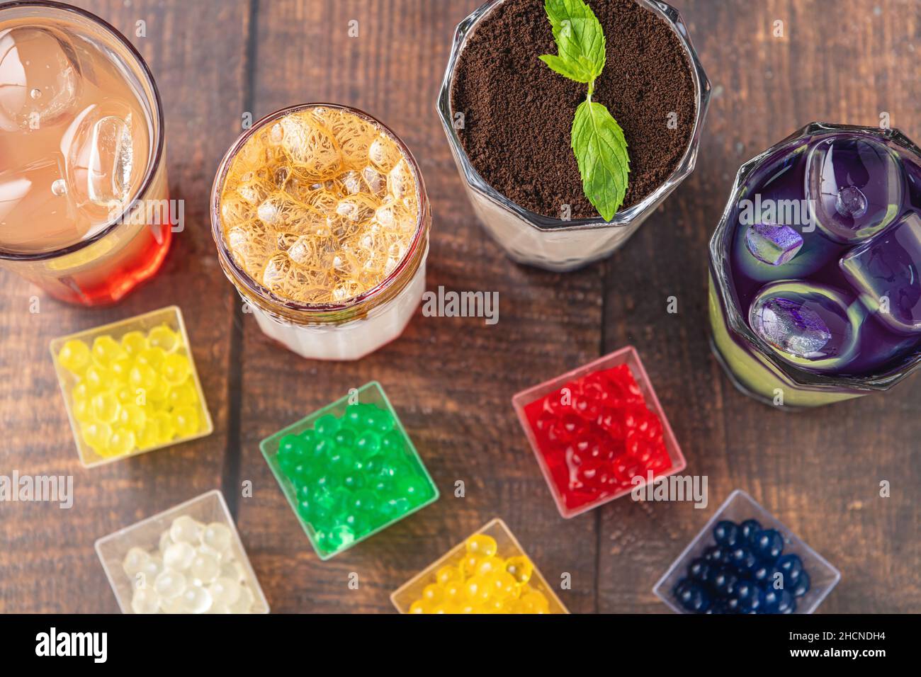 Limonade mit Bubble Tea auf dunklem Hintergrund Stockfoto