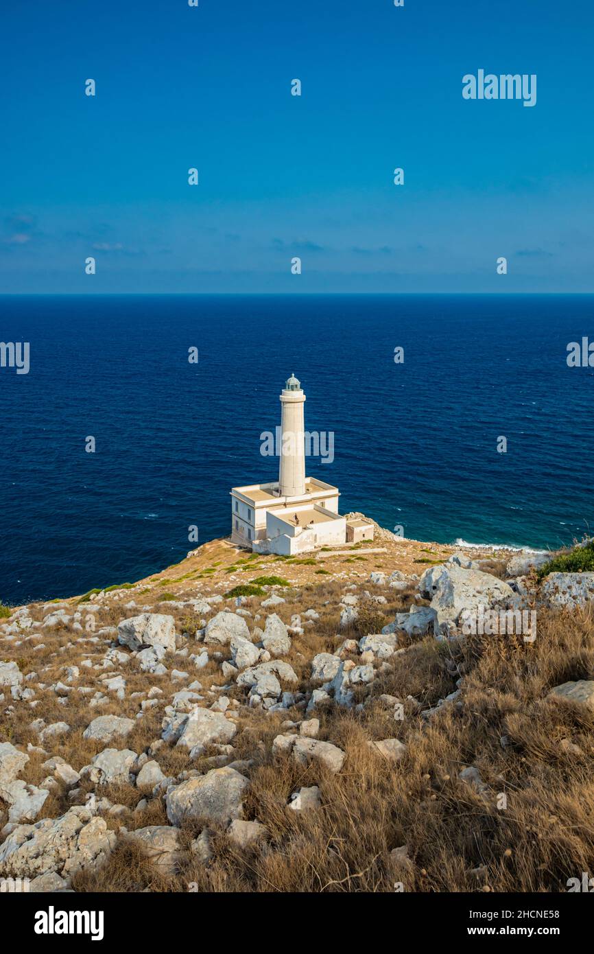 Der Leuchtturm von Punta Palascia, in Otranto, Lecce, Salento, Apulien, Italien. Das Kap ist Italiens östlichster Punkt. Das Gebäude befindet sich auf dem Promontor Stockfoto