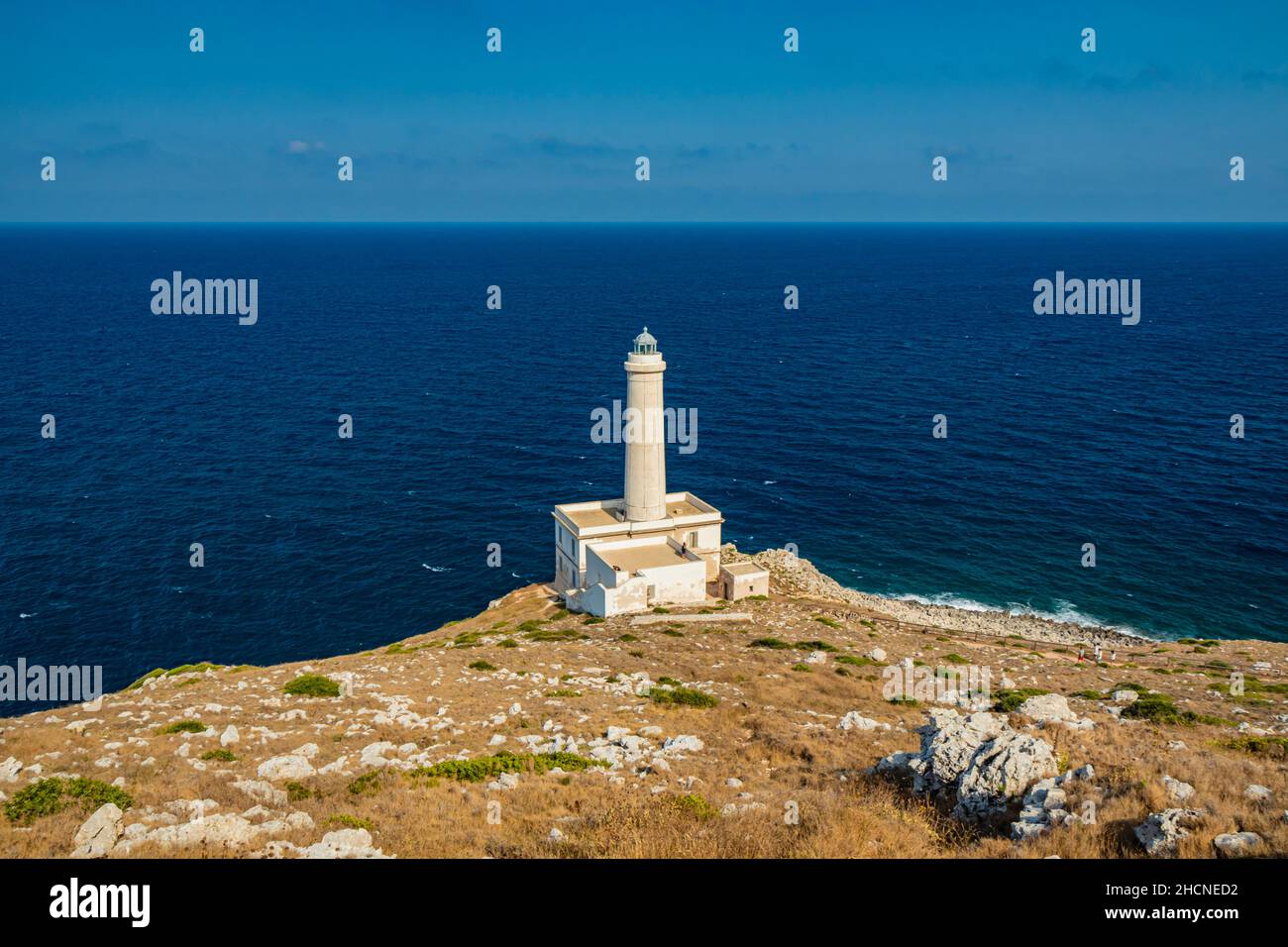 Der Leuchtturm von Punta Palascia, in Otranto, Lecce, Salento, Apulien, Italien. Das Kap ist Italiens östlichster Punkt. Das Gebäude befindet sich auf dem Promontor Stockfoto