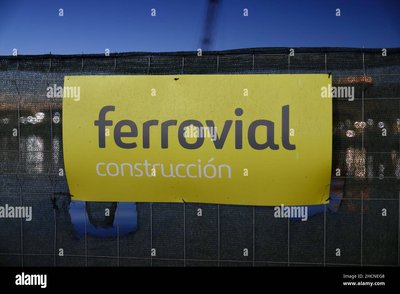 Nahaufnahme des Firmenlogos von ferrovial (Dezember 2021, Spanien). Stockfoto