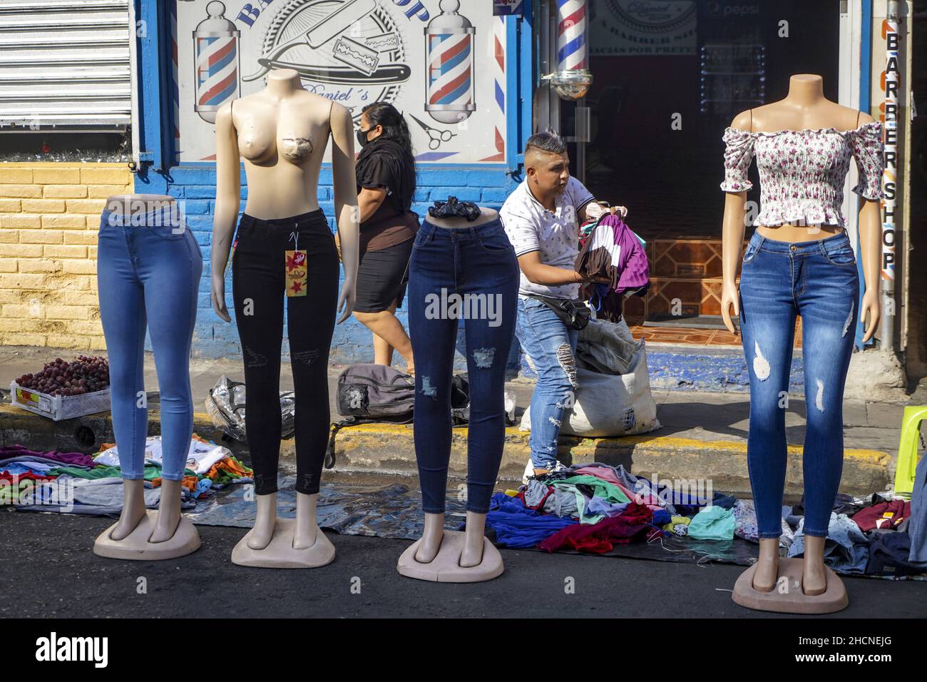 San Salvador, El Salvador. 30th Dez 2021. Ausstellung von Dummies in Kleidung auf dem Straßenmarkt, während Leute für einen Silvester in der Innenstadt einkaufen. (Foto von Camilo Freedman/SOPA Images/Sipa USA) Quelle: SIPA USA/Alamy Live News Stockfoto