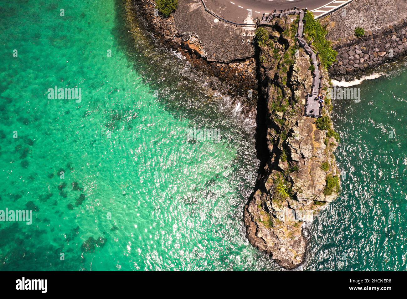 Maconde Aussichtspunkt.Denkmal für Kapitän Matthew Flinders auf Mauritius. Eine ungewöhnliche Straße zu den Inseln von Mauritius. Korallenriff im Indischen Ozean. Stockfoto