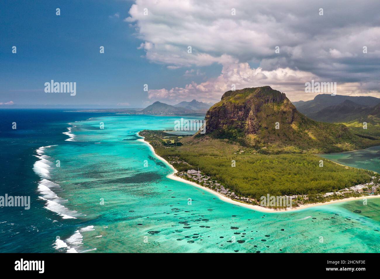 Blick von der Höhe der Insel Mauritius im Indischen Ozean und dem Strand von Le Morne-Brabant. Stockfoto