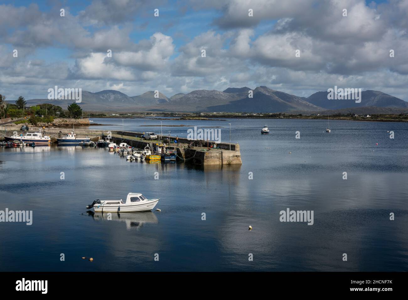 Boote im Hafen von Roundstone, Grafschaft Galway, Irland. Sonniges Wetter in einer schönen kleinen Stadt und schöner Landschaft, Teil des Wild Atlantic Way. Stockfoto