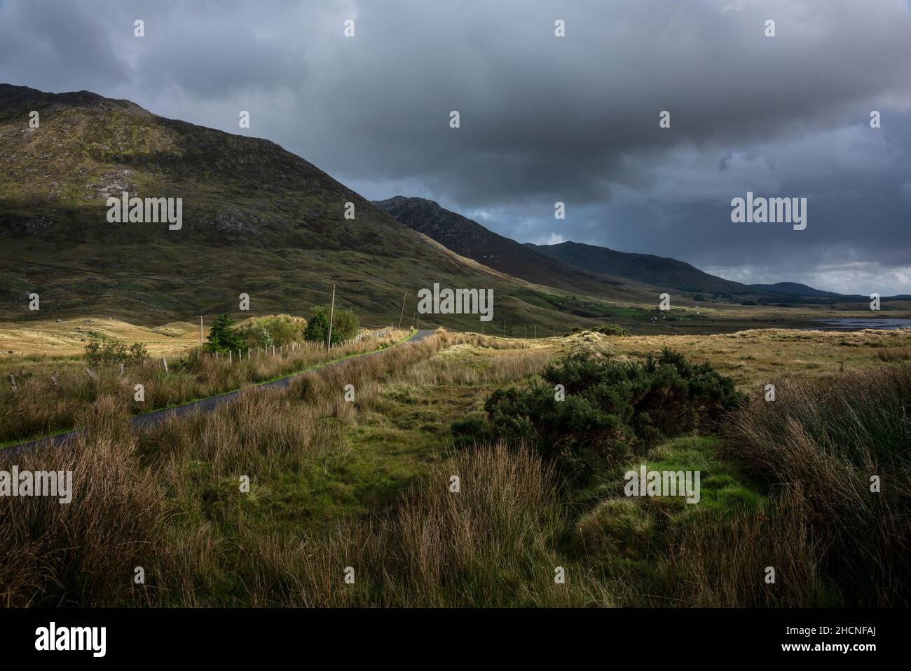 Straße zum Maumeen Pass, Connemara Irland.das Gebiet besteht aus ausgedehnten Moor- und Bergmooren. Stockfoto
