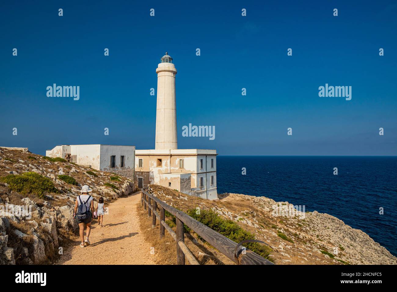 Der Leuchtturm von Punta Palascia, in Otranto, Lecce, Salento, Apulien, Italien. Das Kap ist Italiens östlichster Punkt. Ein kleines Mädchen mit ihrer Mutter wa Stockfoto
