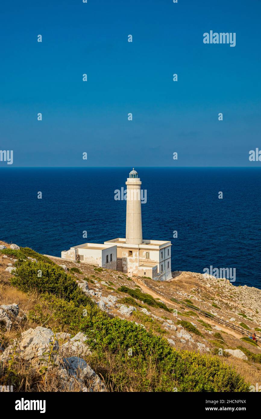 Der Leuchtturm von Punta Palascia, in Otranto, Lecce, Salento, Apulien, Italien. Das Kap ist Italiens östlichster Punkt. Das Gebäude befindet sich auf dem Promontor Stockfoto