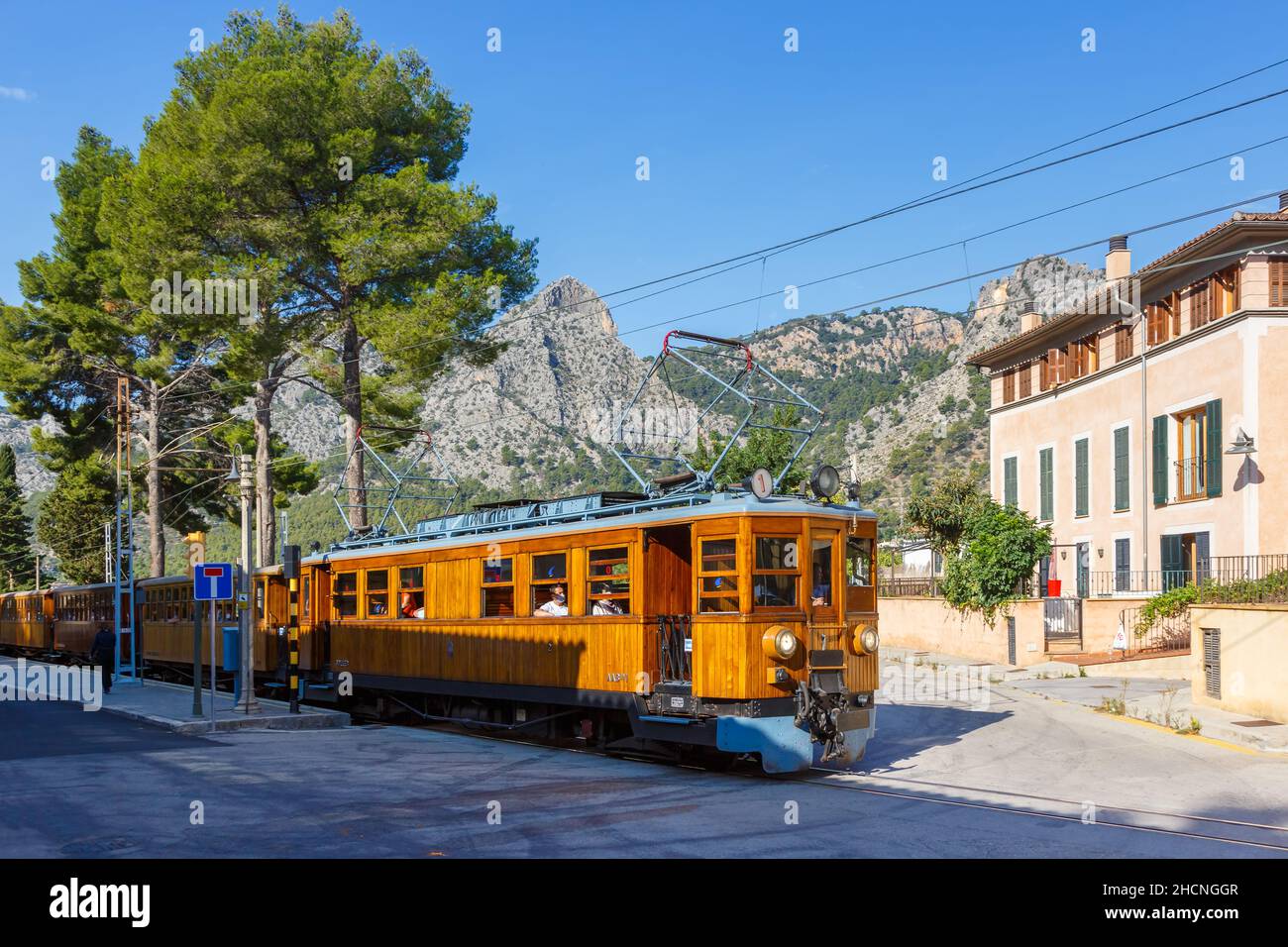 Bunyola, Spanien - 21. Oktober 2021: Alte Zug Tren de Soller öffentlichen Verkehrsmitteln Transport Eisenbahn auf Mallorca in Bunyola, Spanien. Stockfoto