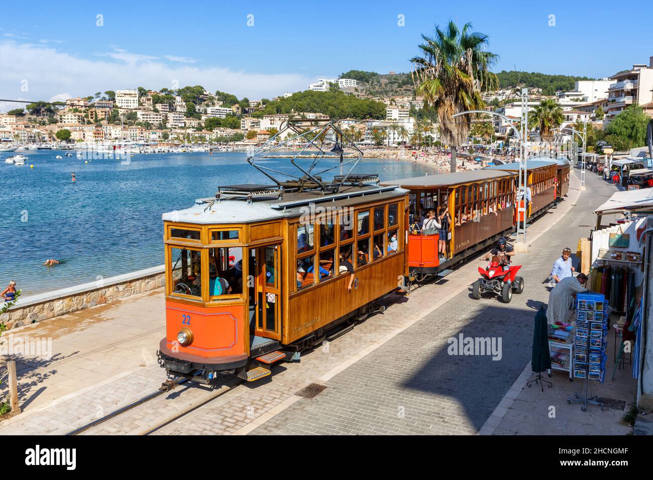 Port de Soller, Spanien - 21. Oktober 2021: Alte Tram Tranvia de Soller öffentlicher Nahverkehr Verkehr auf Mallorca in Port de Soller Stockfoto