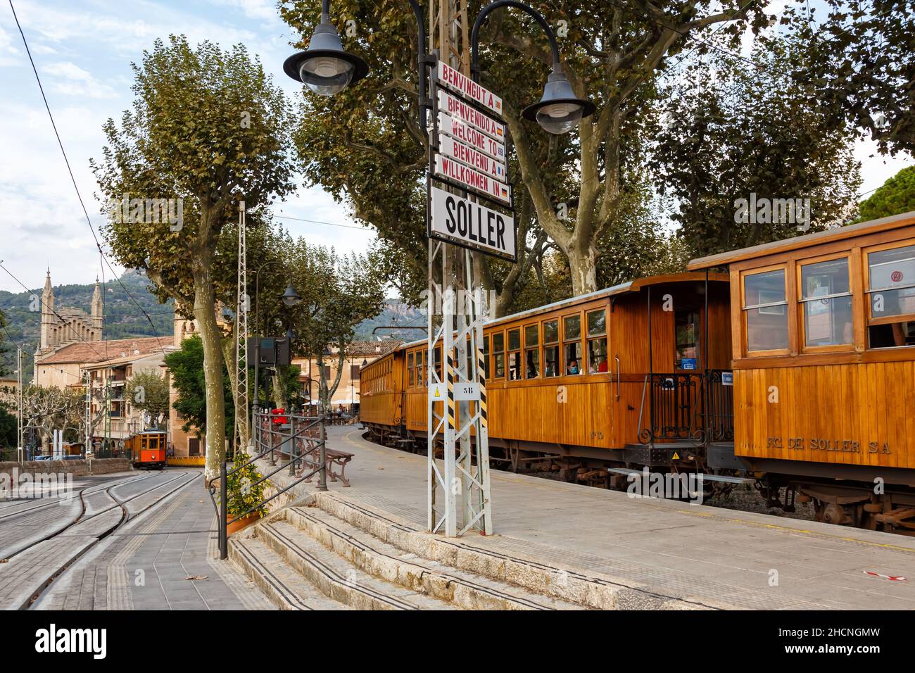 Soller, Spanien - 21. Oktober 2021: Alter Zug Tren de Soller öffentlicher Nahverkehr am Bahnhof Soller auf Mallorca in Spanien. Stockfoto