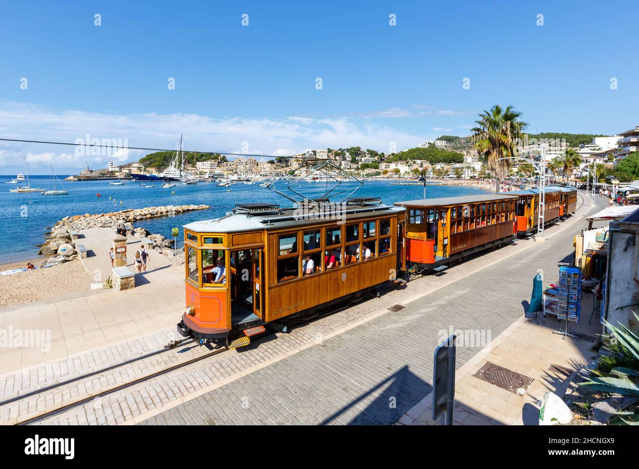 Port de Soller, Spanien - 21. Oktober 2021: Alte Tram Tranvia de Soller öffentlicher Nahverkehr Verkehr auf Mallorca in Port de Soller Stockfoto