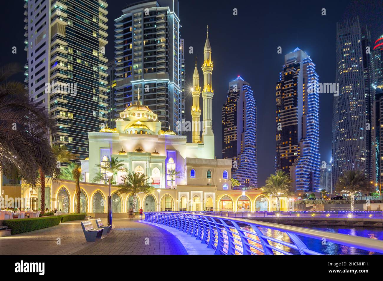 Moschee in Dubai Marina Skyline Architektur Reichtum Luxus Reisen in der Nacht in Vereinigte Arabische Emirate Islam Stockfoto