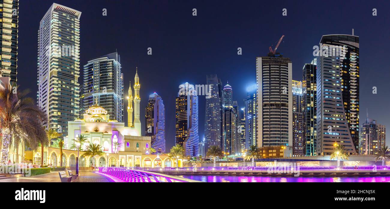 Moschee in Dubai Marina Skyline Architektur Reichtum Luxus Reisen bei Nacht Panorama in Vereinigte Arabische Emirate Islam Stockfoto