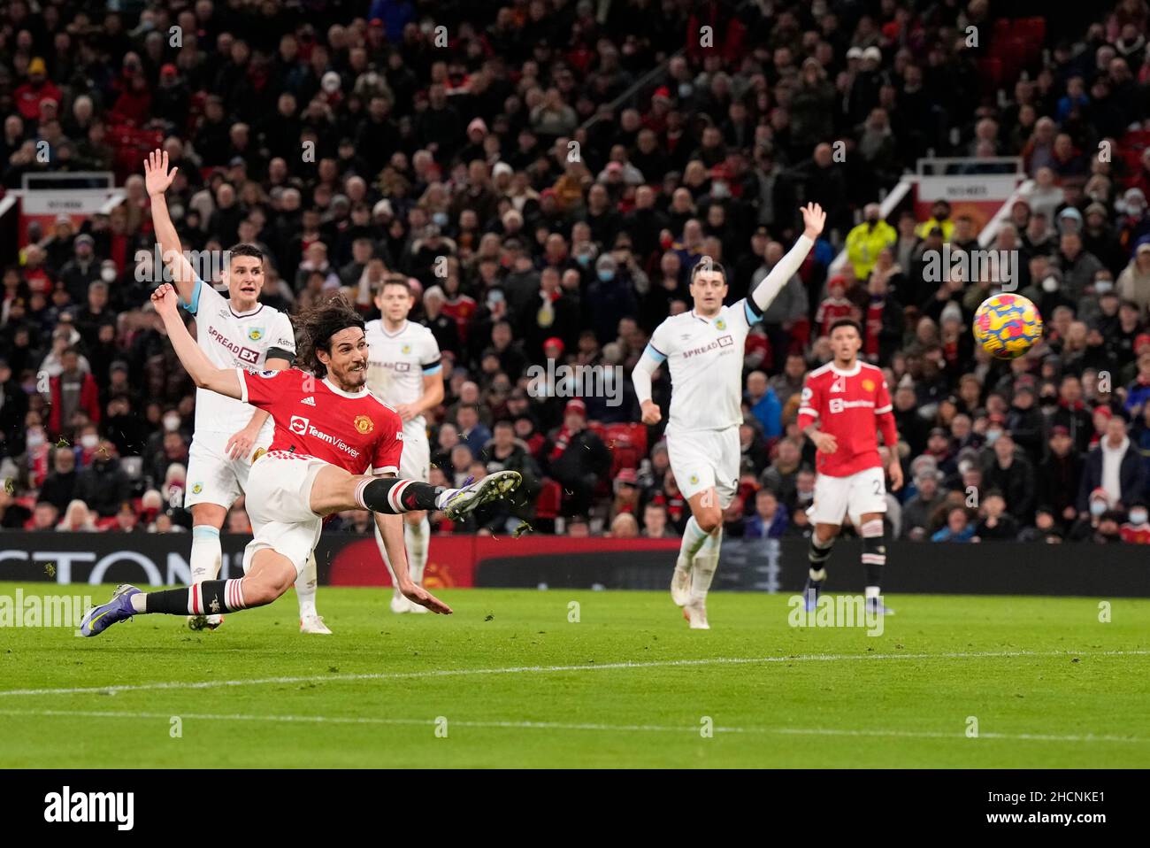 Manchester, England, 29th. Dezember 2021. Edinson Cavani von Manchester United führt eine Aufnahme durch, die Wayne Hennessey von Burnley während des Premier League-Spiels in Old Trafford, Manchester, in unbelegter Reichweite errettet hat. Bildnachweis sollte lauten: Andrew Yates / Sportimage Stockfoto