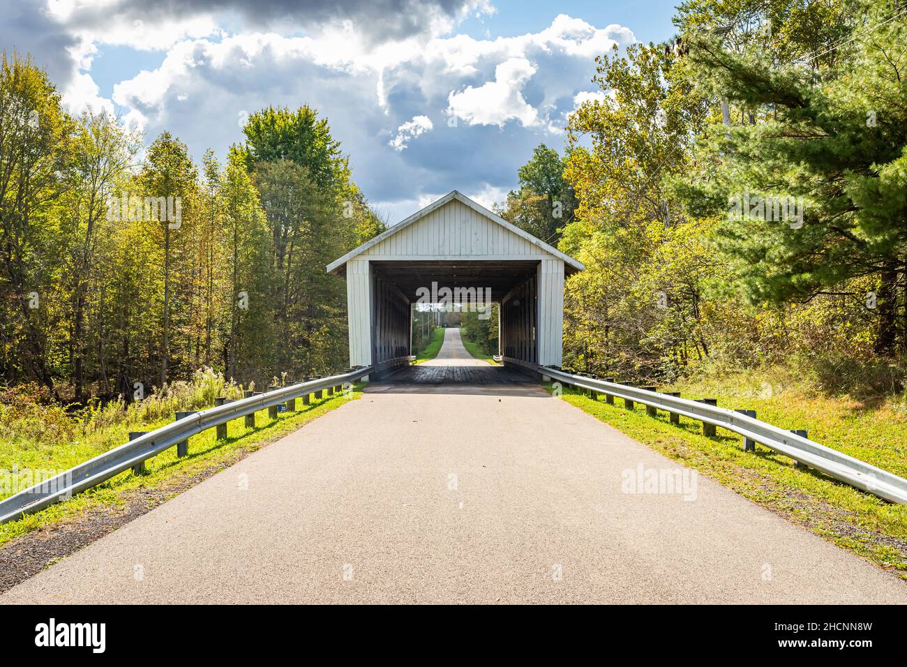 Die Giddings Road Covered Bridge überquert Mill Creek während des Herbstblatts Farbwechsels in Ashtabula County, Ohio. Stockfoto