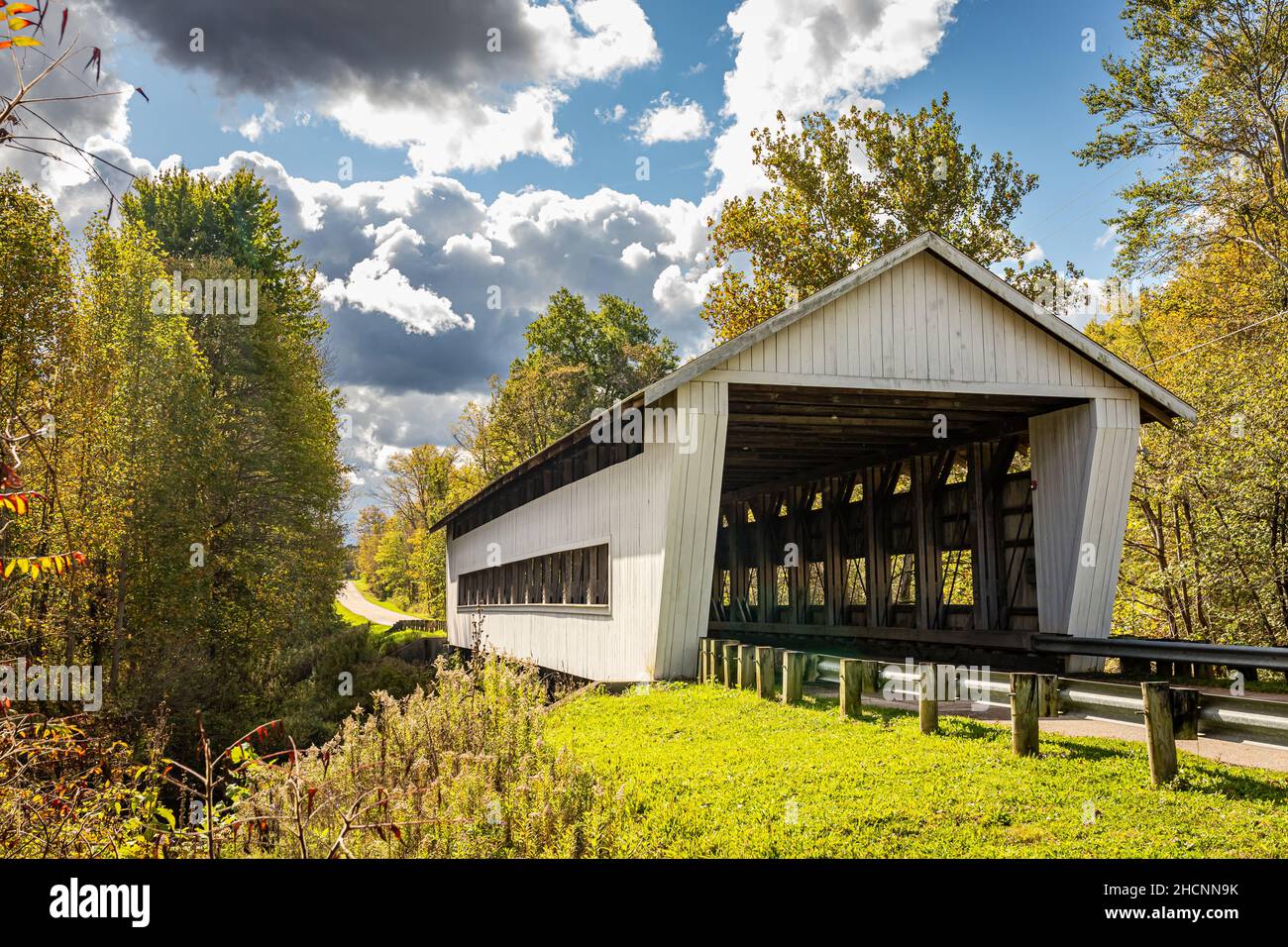 Die Giddings Road Covered Bridge überquert Mill Creek während des Herbstblatts Farbwechsels in Ashtabula County, Ohio. Stockfoto