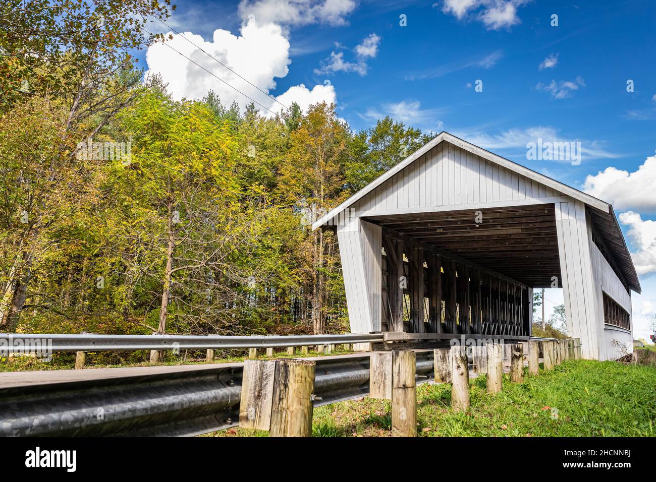 Die Giddings Road Covered Bridge überquert Mill Creek während des Herbstblatts Farbwechsels in Ashtabula County, Ohio. Stockfoto