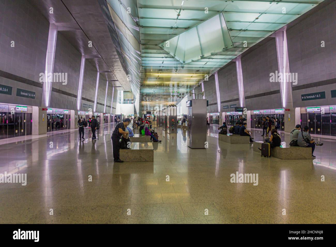 SINGAPUR, SINGAPUR - 10. MÄRZ 2018: Bahnsteig des Changi Airport MRT-Bahnhofs in Singapur. Stockfoto