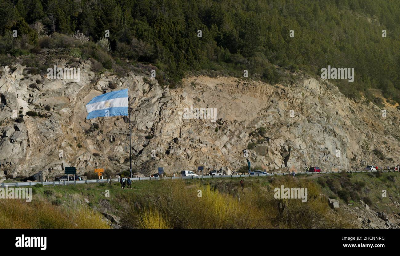 Die Flagge der Argentinischen Republik flattert am Eingang von San Martin de los Andes. Symbol des argentinischen Landes Stockfoto