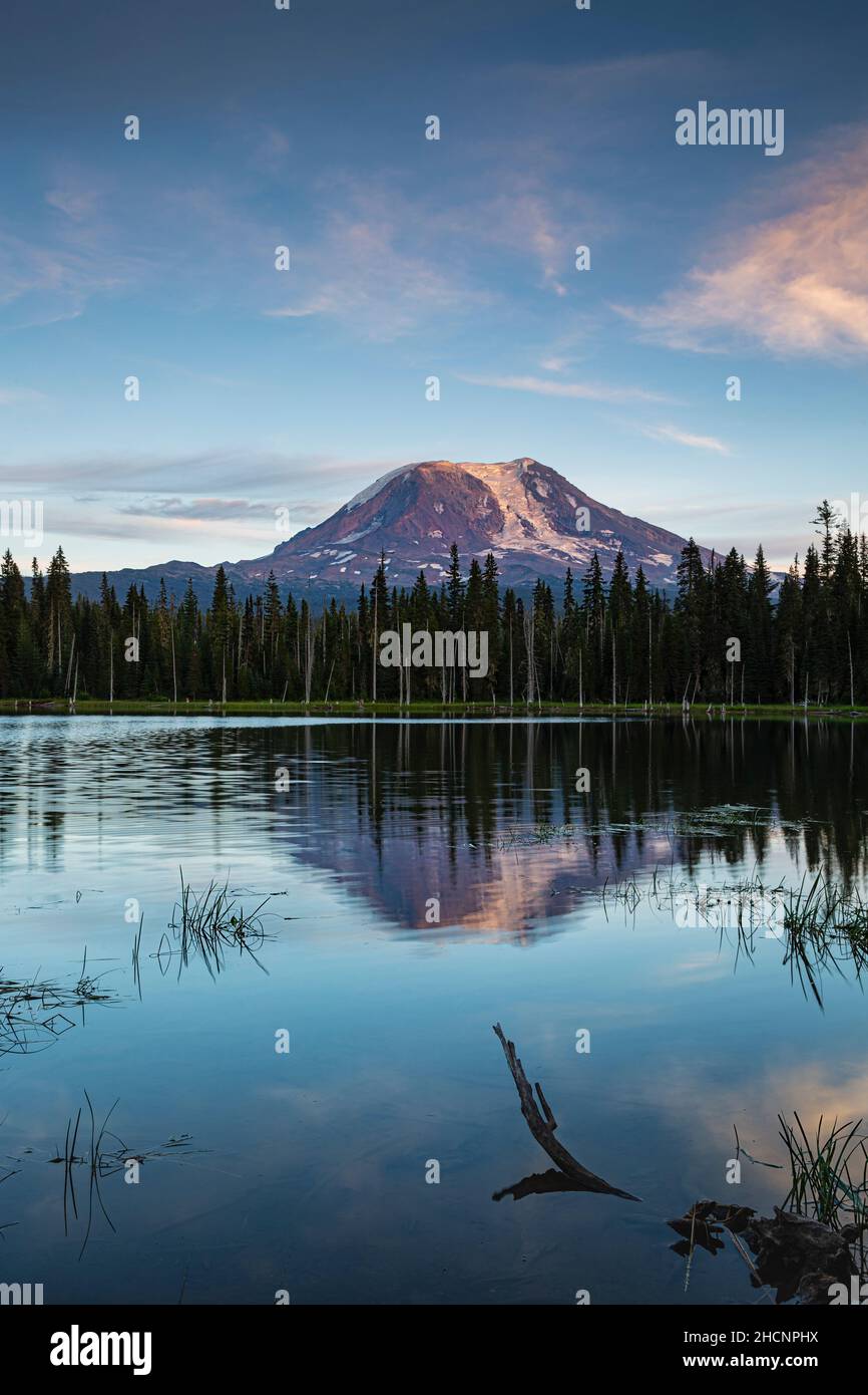 WA19955-00...WASINTON - Sonnenuntergang auf Mount Adams, der sich am Horseshoe Lake im Gifford Pinchot National Forest widerspiegelt. Stockfoto