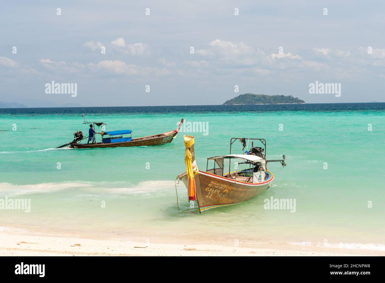 Laem Tong Beach auf den Phi Phi Inseln. Diese tropischen Inseln sind ein beliebtes Ausflugsziel von Phuket und Krabi in Thailand. Stockfoto