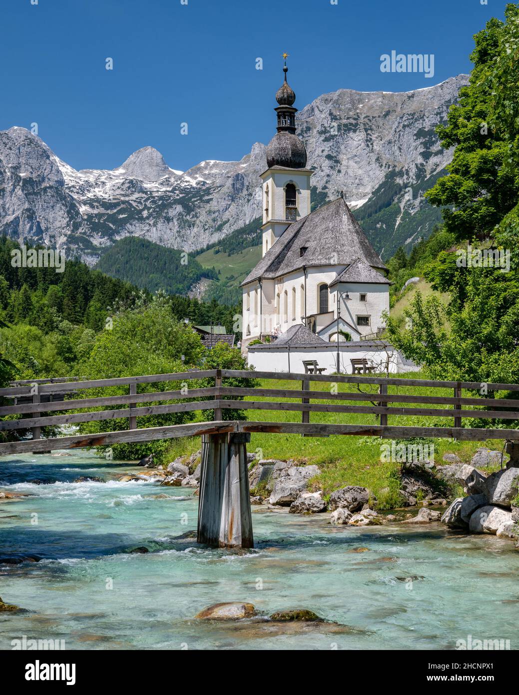 Idyllische St. Sebastian Kirche in Ramsau im Sommer, Bayern, Deutschland Stockfoto