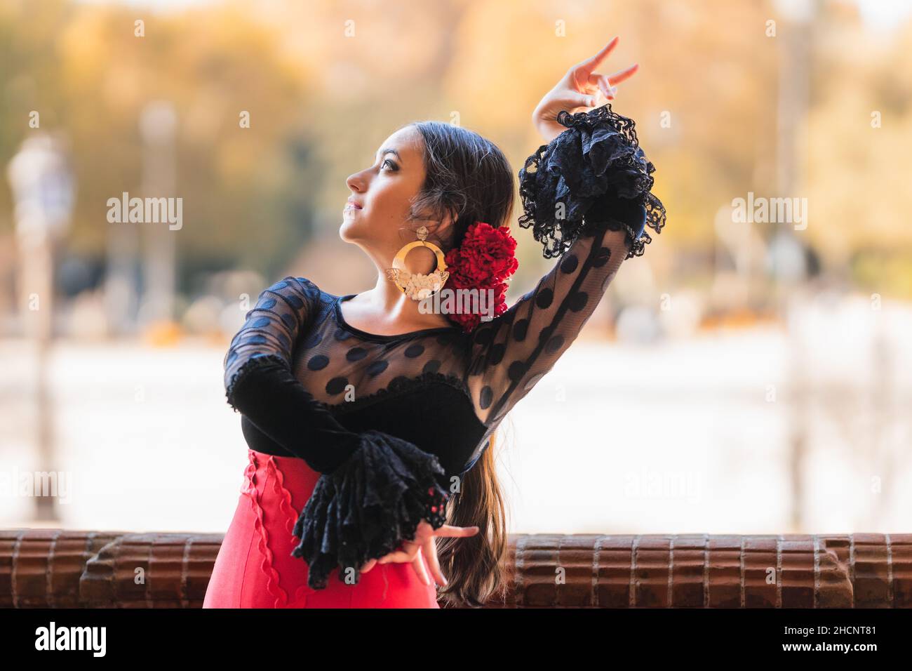Hispanische Frau tanzt Flamenco in traditioneller Kleidung Stockfoto