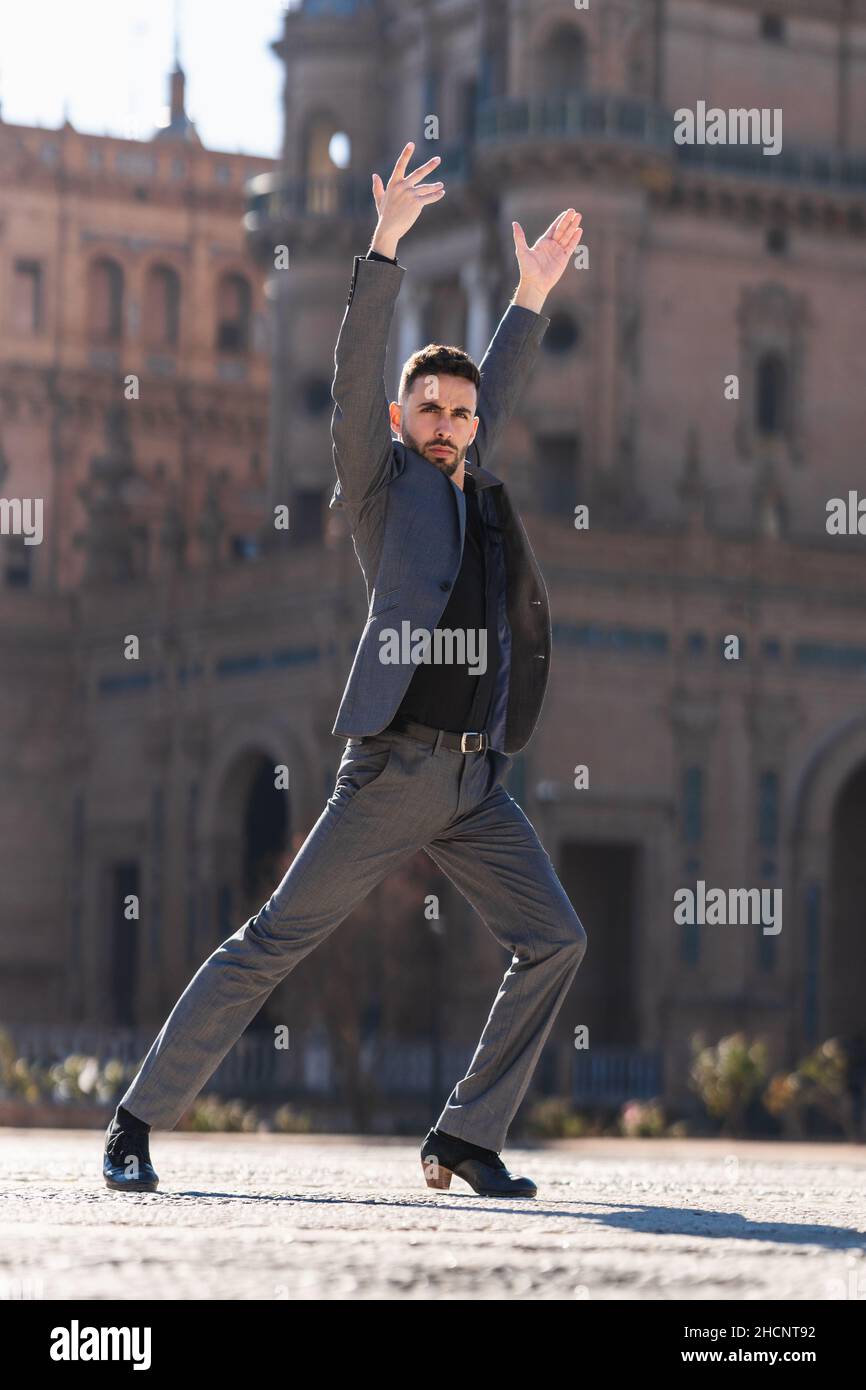 Vertikales Foto eines Tänzers, der im Freien Flamenco aufführt Stockfoto
