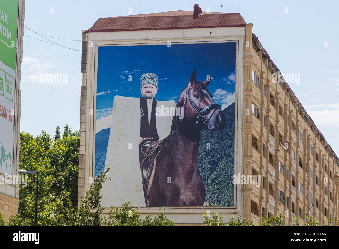 GROSNY, RUSSLAND - 26. JUNI 2018: Plakat von Ramsan Kadyrow auf einem Haus in Grosny, Russland. Stockfoto