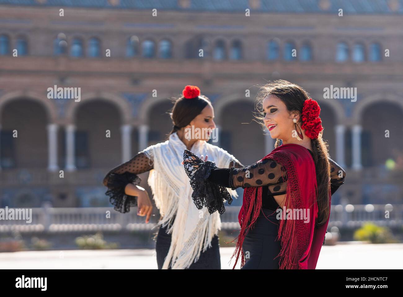 Zwei Frauen in Flamenco-Kleid tanzen im Freien Stockfoto