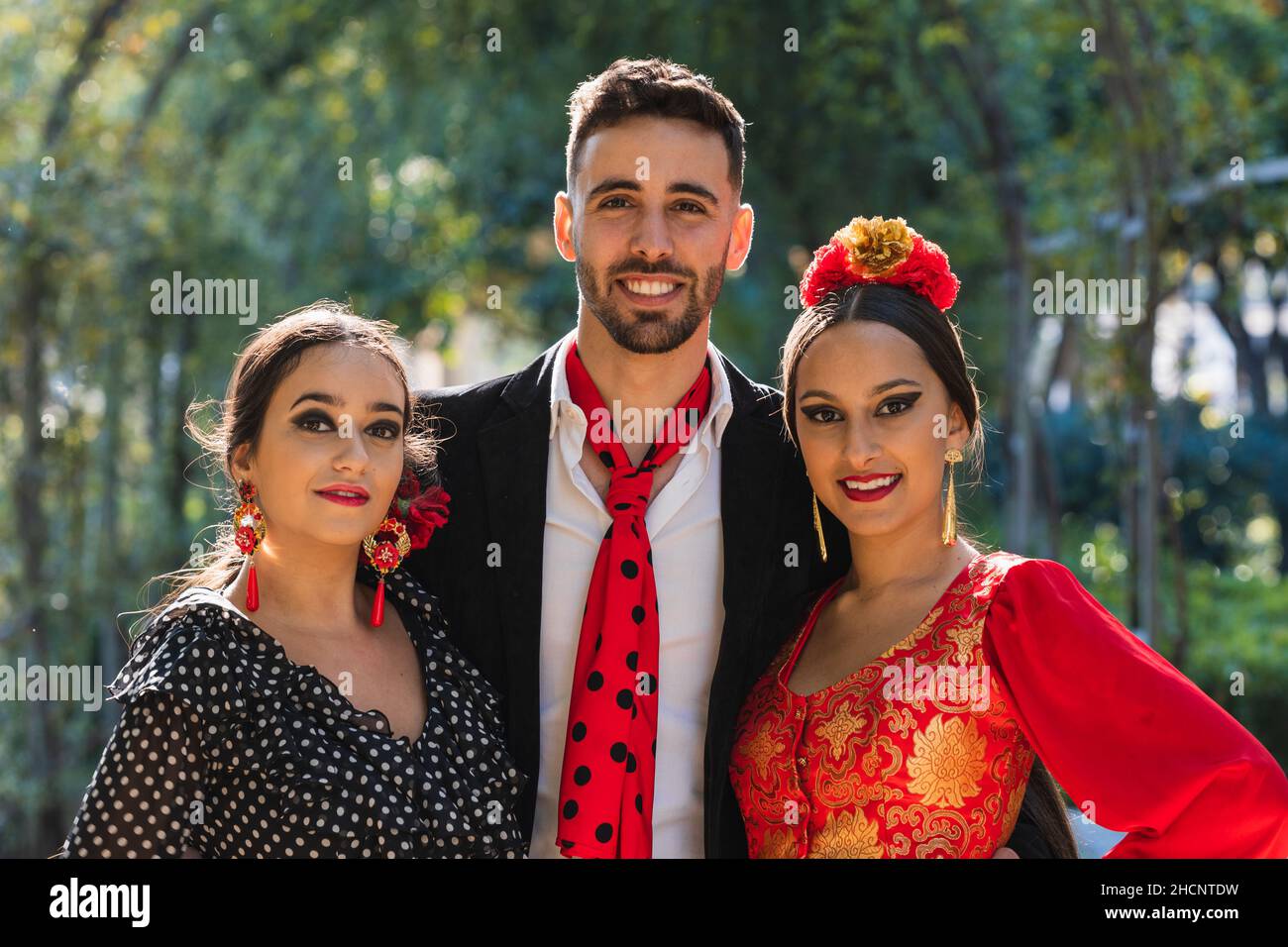 Porträt von Flamenco-Tänzern, die der Kamera gegenüberstehen, während sie im Freien lächeln Stockfoto