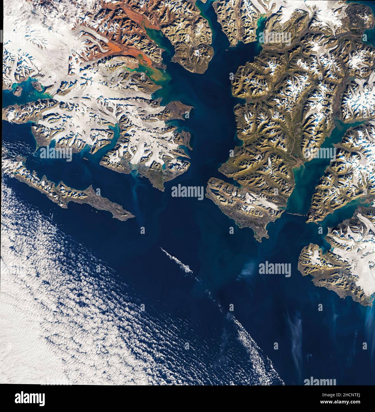 Gletscher und Meer auf der nordwestlichen Insel Spitzbergen des Spitzbergen-Archipels Stockfoto