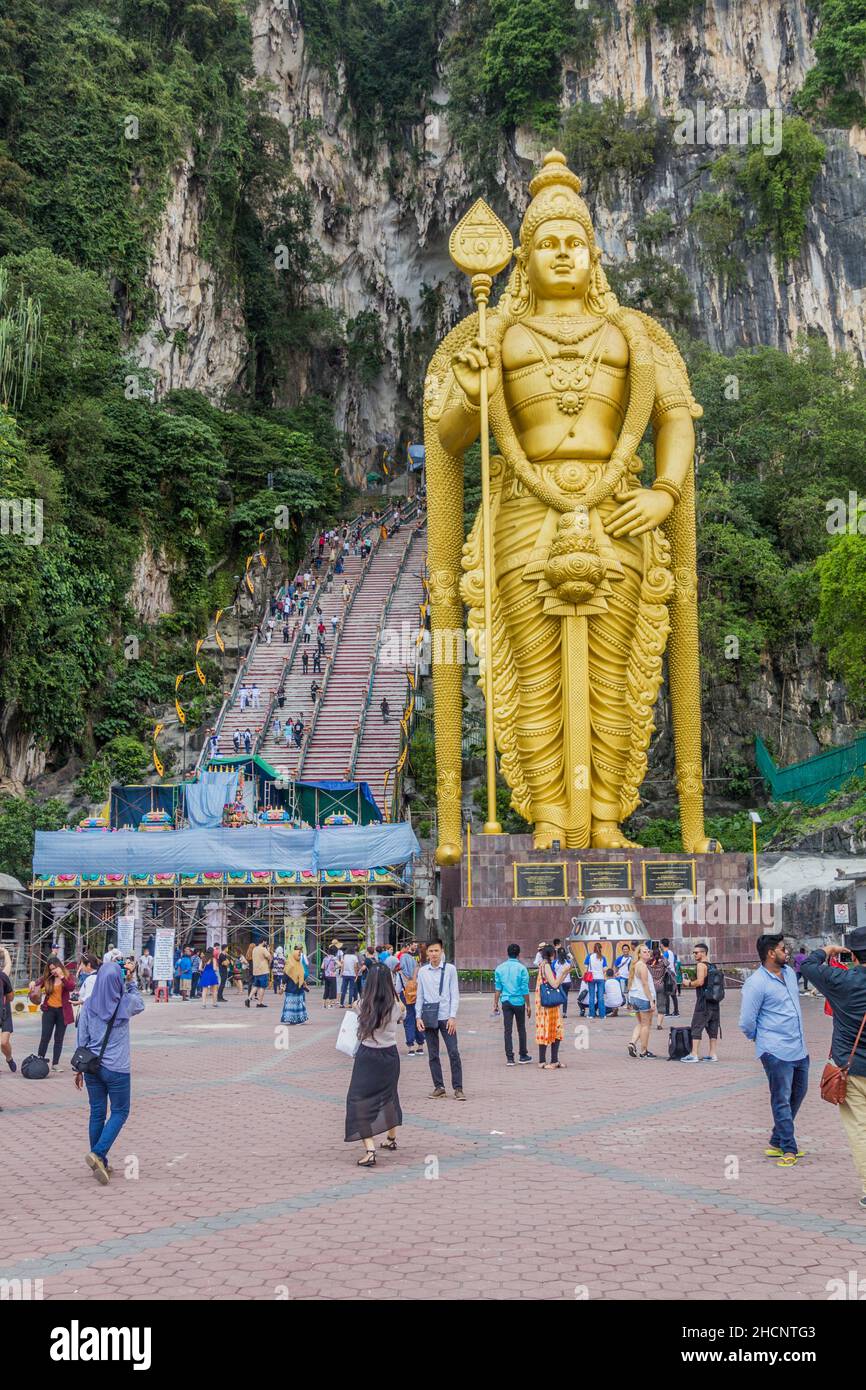 KUALA LUMPUR, MALAYISA - 30. MÄRZ 2018: Lord Murugan Statue vor dem Eingang zu den Batu Höhlen in Kuala Lumpur, Malaysia Stockfoto