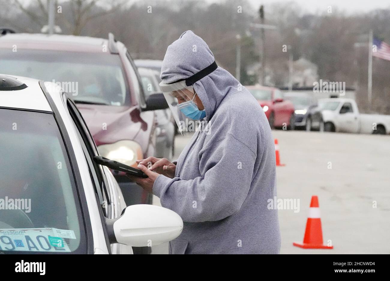 St. Louis, Usa. 30th Dez 2021. Die Technikerin Nanda Nunnelly von NextGen Diagnostic Services nimmt den Namen eines Patienten an, der am Donnerstag, dem 30. Dezember 2021, einen Drive-Up-Covid-Test in St. Louis durchführen wird. Die Drive-Up-Tests Anfang der Woche lockten über 700 Autos an. Drive-Up-Tests sind in den letzten Tagen populär geworden, da Testkits aus Apotheken knapp geworden sind. Foto von Bill Greenblatt/UPI Credit: UPI/Alamy Live News Stockfoto