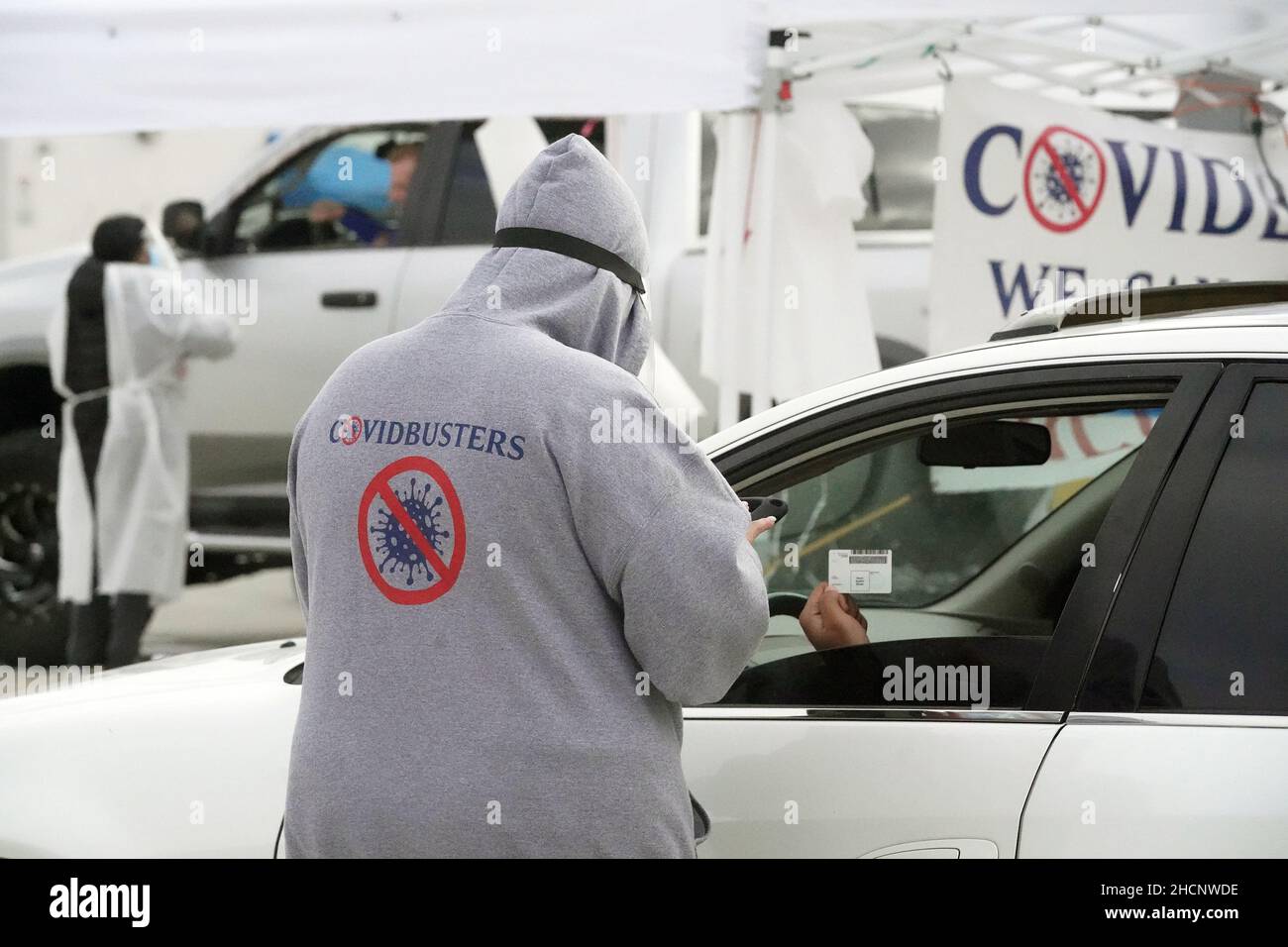 St. Louis, Usa. 30th Dez 2021. Die Technikerin Nanda Nunnelly von NextGen Diagnostic Services nimmt den Namen eines Patienten an, der am Donnerstag, dem 30. Dezember 2021, einen Drive-Up-Covid-Test in St. Louis durchführen wird. Die Drive-Up-Tests Anfang der Woche lockten über 700 Autos an. Drive-Up-Tests sind in den letzten Tagen populär geworden, da Testkits aus Apotheken knapp geworden sind. Foto von Bill Greenblatt/UPI Credit: UPI/Alamy Live News Stockfoto